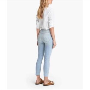 MOTHER The Looker Crop Light Wash Jean in Swimming Pool Sunday 30